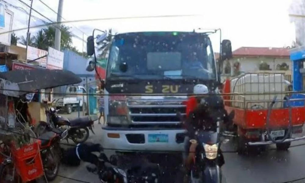 Φορτηγό κάνει σάντουιτς δύο μοτοσικλετιστές